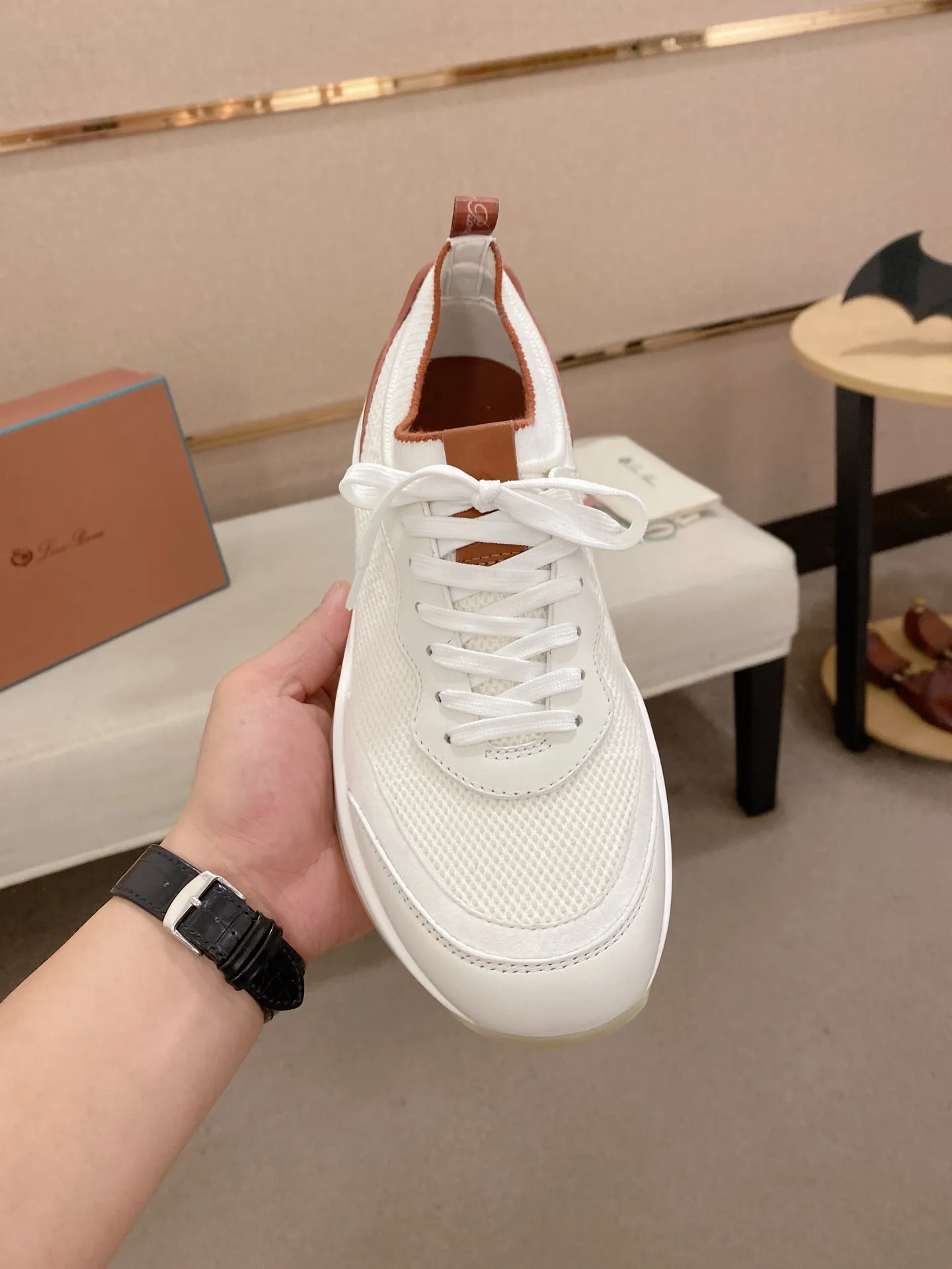 Men's shoes💰: 540💰🔥𝐥𝐨𝐫𝐨 𝐏𝐢𝐚𝐧𝐚 lp classic loafers, an Italian treasure brand, the only brand that can match Hermès! Only after wearing it do we realize that we can’t live up to our feet. The upper is made of imported first-layer cowhide with breathable fly-knit fabric, water-dyed cowhide foot pads, and the official original glass rubber outsole and pendant. Exclusive original packaging (tag ➕ brand paper ➕ outer box ➕ hand bag) code number: 38-44. Can be customized 45-46